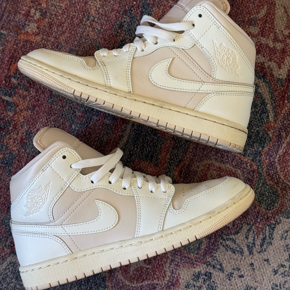 AIR JORDAN 1 WMNS WHITE / LIGHT TAN